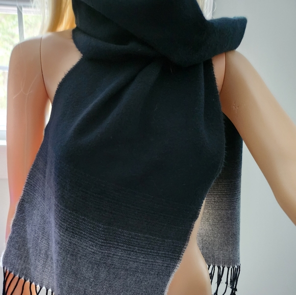 Women's Scottish Cashmere Scotland Fringe Winter Scarf - Picture 3 of 4